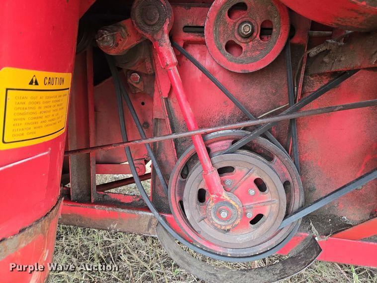 image for item EV5476 1984 Massey Ferguson 860 combine