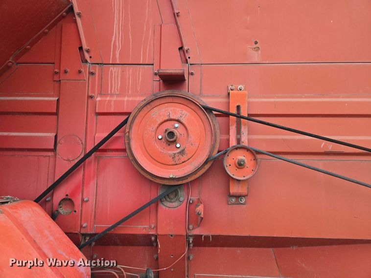 image for item EV5476 1984 Massey Ferguson 860 combine