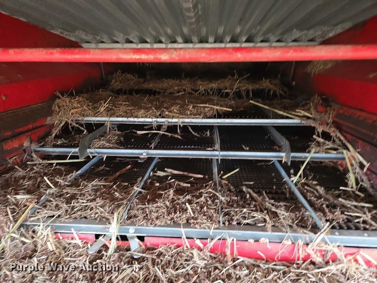 image for item EV5476 1984 Massey Ferguson 860 combine