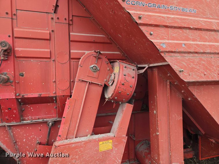 image for item EV5476 1984 Massey Ferguson 860 combine