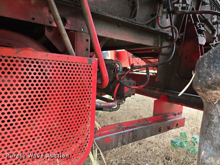 image for item EV5476 1984 Massey Ferguson 860 combine