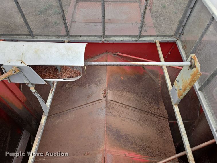 image for item EV5476 1984 Massey Ferguson 860 combine