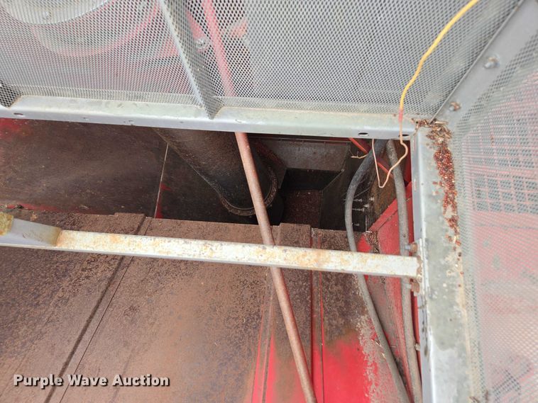 image for item EV5476 1984 Massey Ferguson 860 combine