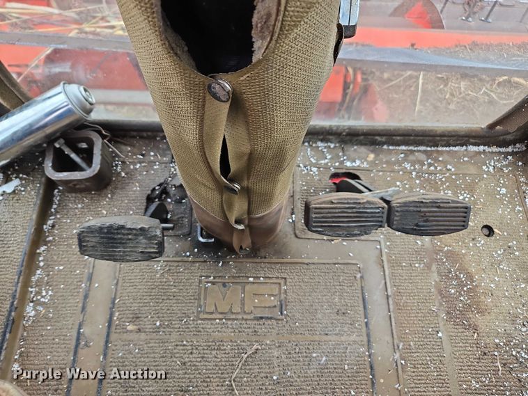 image for item EV5476 1984 Massey Ferguson 860 combine