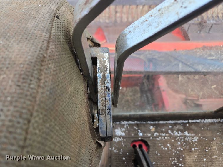 image for item EV5476 1984 Massey Ferguson 860 combine