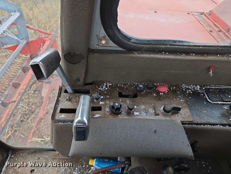 image for item EV5476 1984 Massey Ferguson 860 combine