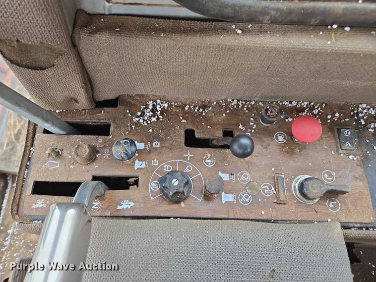 image for item EV5476 1984 Massey Ferguson 860 combine