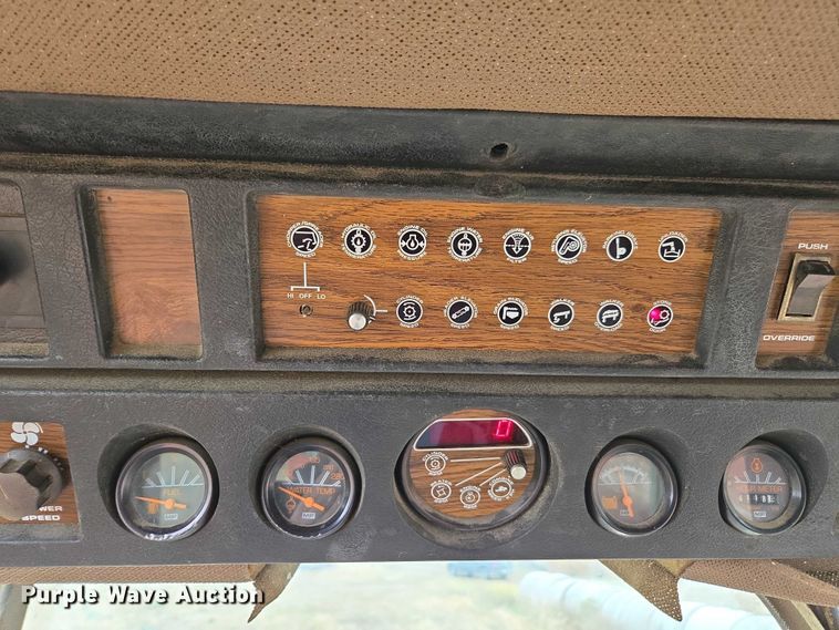 image for item EV5476 1984 Massey Ferguson 860 combine