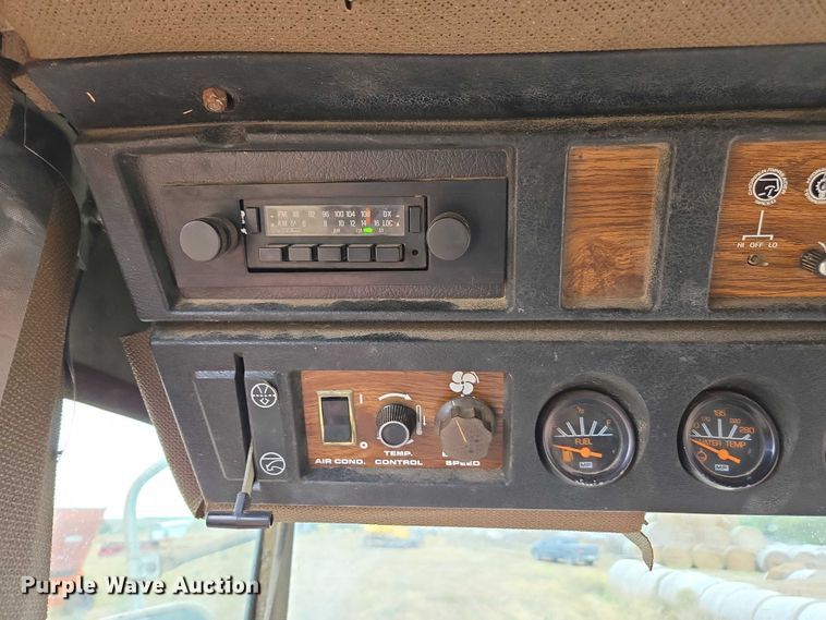 image for item EV5476 1984 Massey Ferguson 860 combine