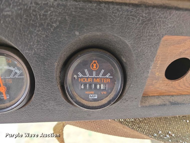 image for item EV5476 1984 Massey Ferguson 860 combine