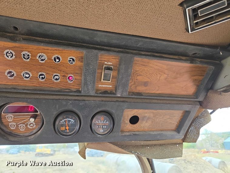 image for item EV5476 1984 Massey Ferguson 860 combine