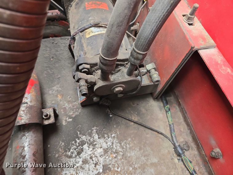 image for item EV5476 1984 Massey Ferguson 860 combine