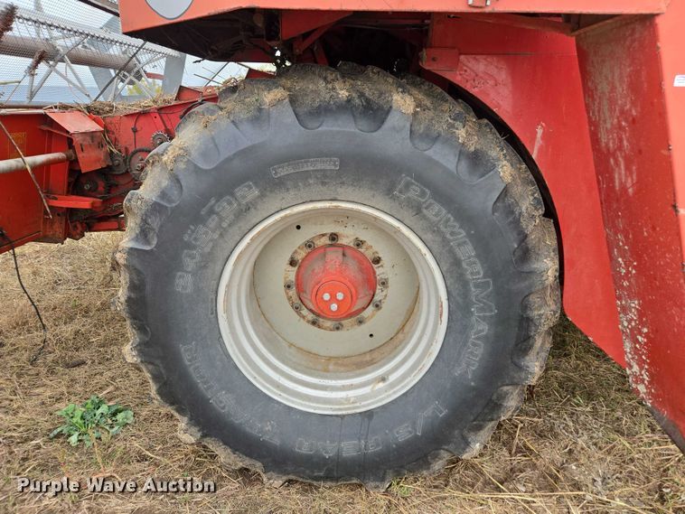 image for item EV5476 1984 Massey Ferguson 860 combine