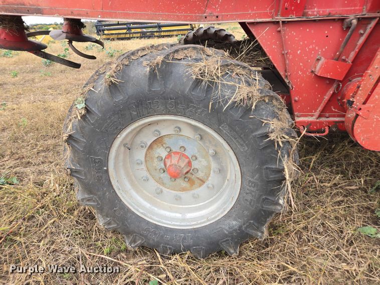 image for item EV5476 1984 Massey Ferguson 860 combine