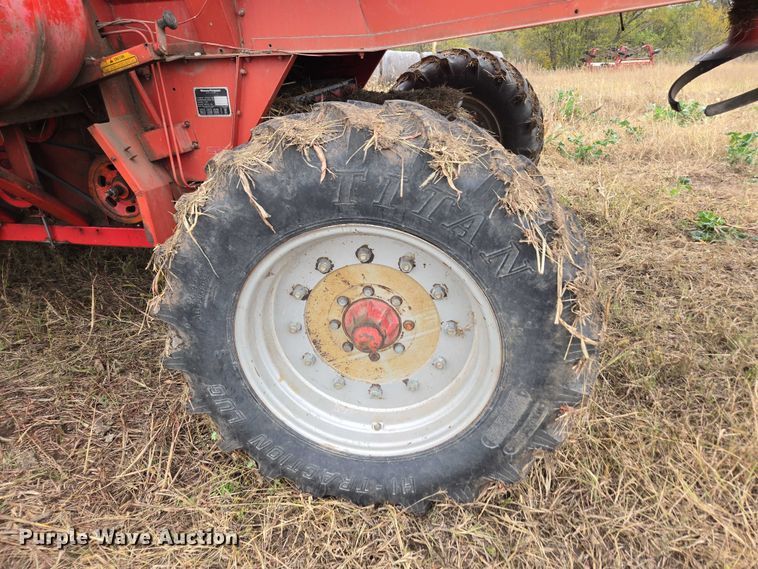 image for item EV5476 1984 Massey Ferguson 860 combine