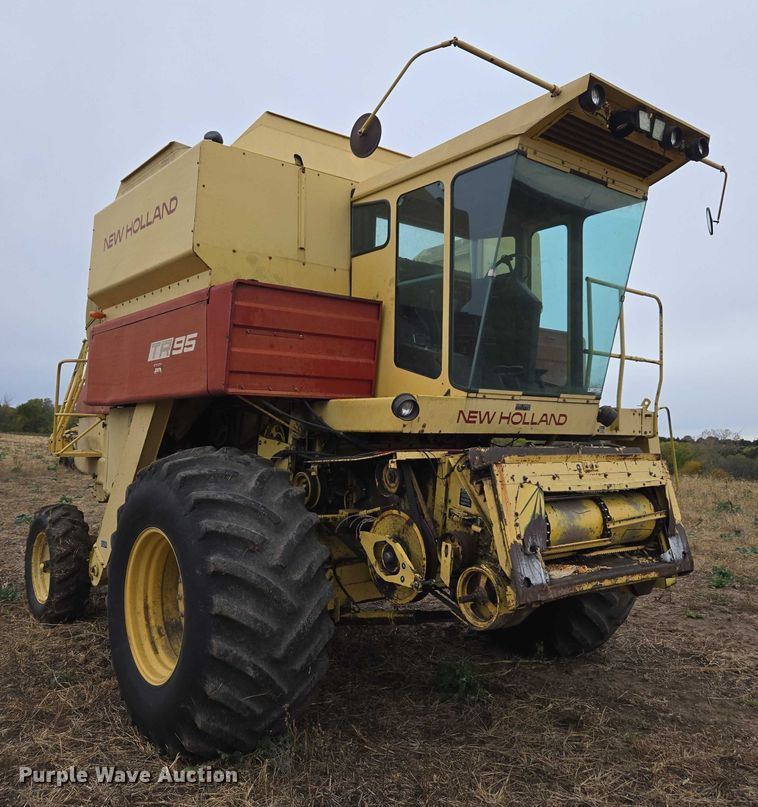 image for item EV5477 New Holland TR95 combine