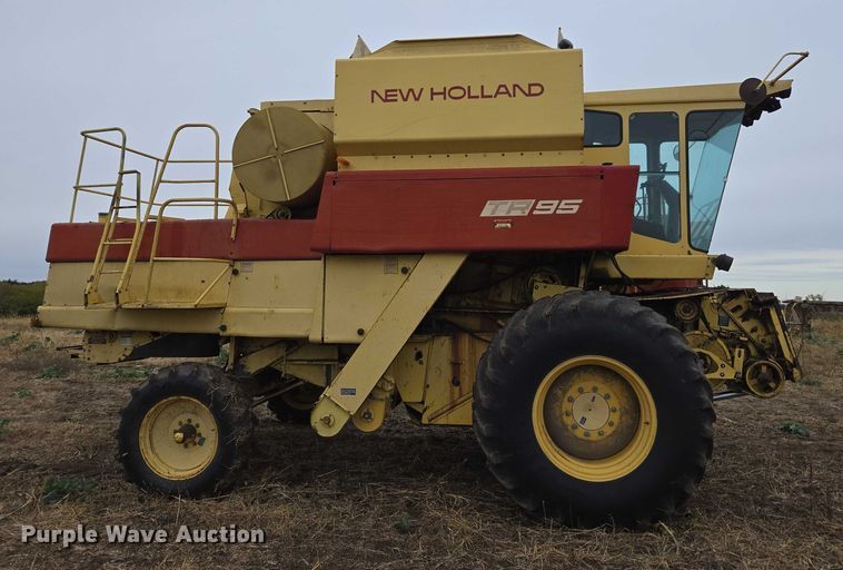 image for item EV5477 New Holland TR95 combine