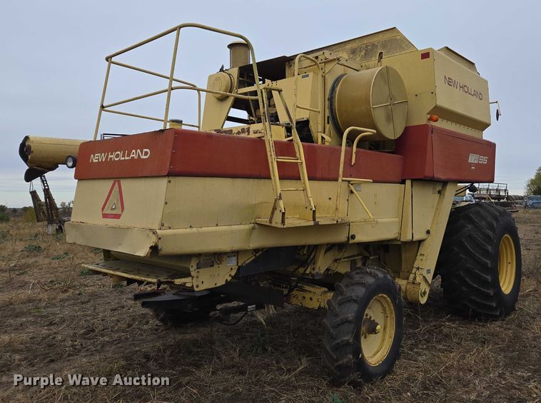 image for item EV5477 New Holland TR95 combine