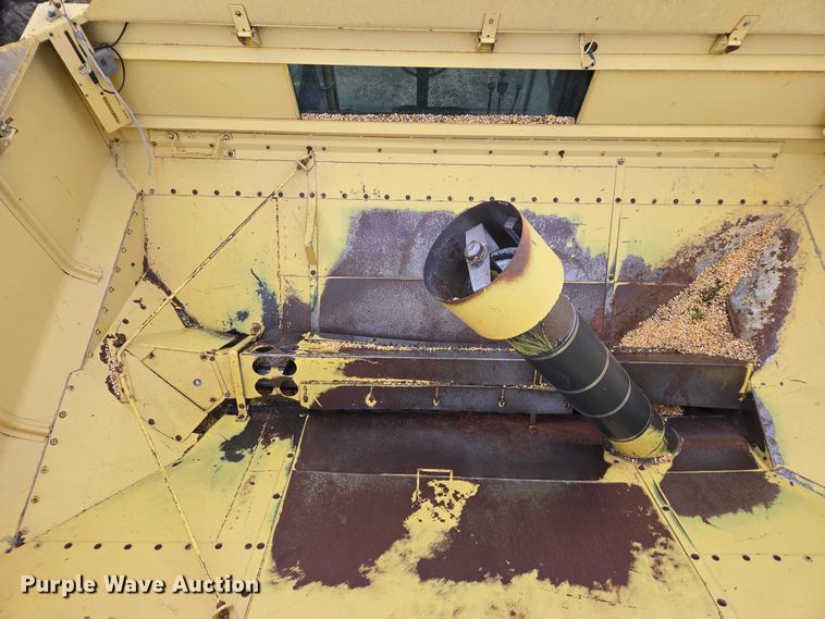 image for item EV5477 New Holland TR95 combine