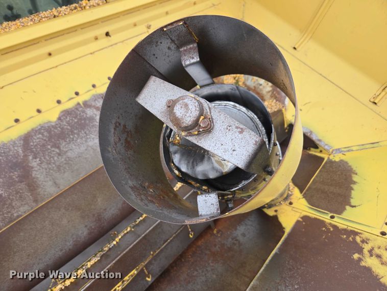 image for item EV5477 New Holland TR95 combine