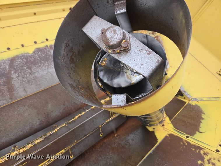 image for item EV5477 New Holland TR95 combine