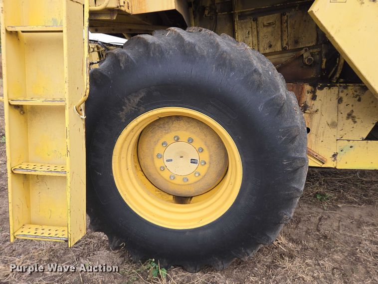 image for item EV5477 New Holland TR95 combine