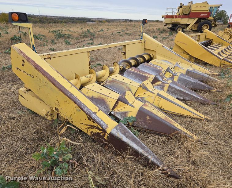 image for item EV5481 New Holland corn head