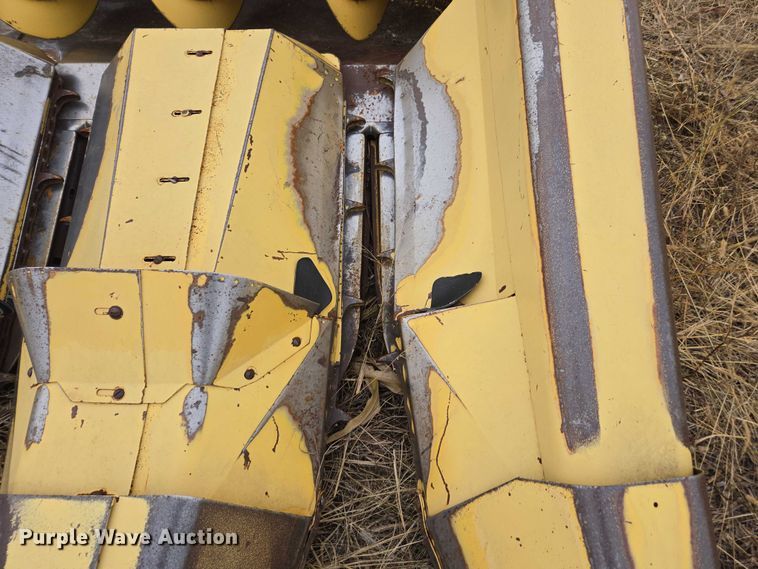 image for item EV5481 New Holland corn head