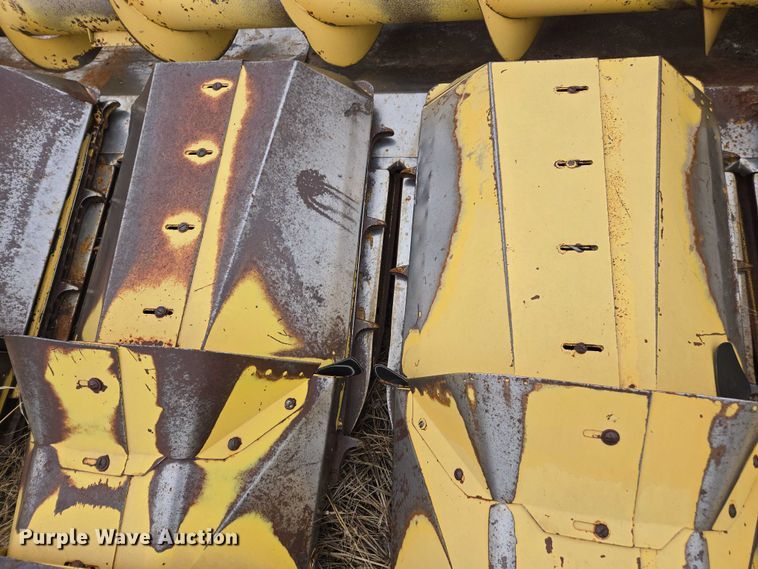 image for item EV5481 New Holland corn head