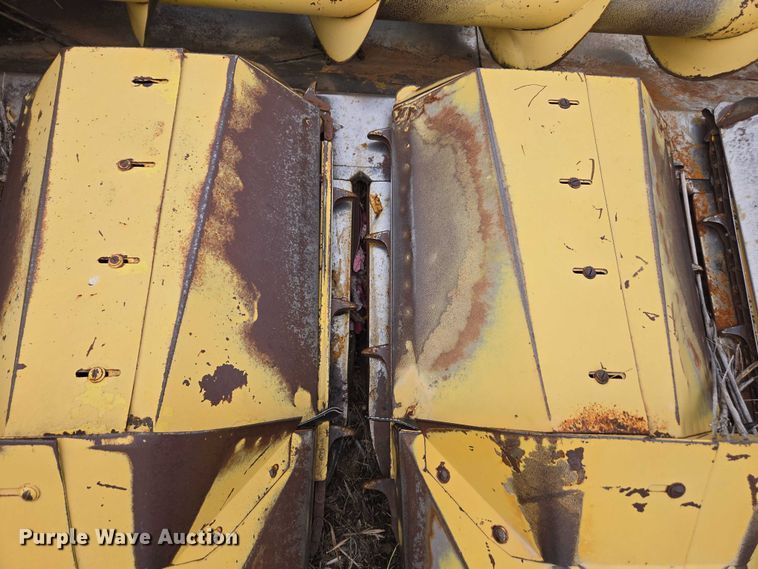 image for item EV5481 New Holland corn head