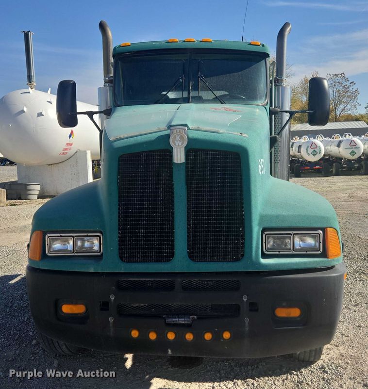 image for item EV5487 1996 Kenworth T600 truck cab and chassis