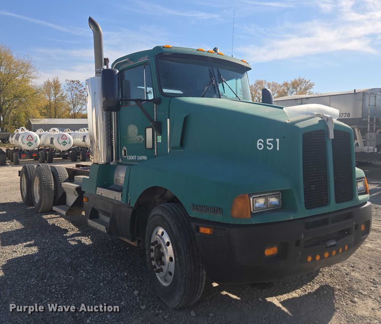 image for item EV5487 1996 Kenworth T600 truck cab and chassis