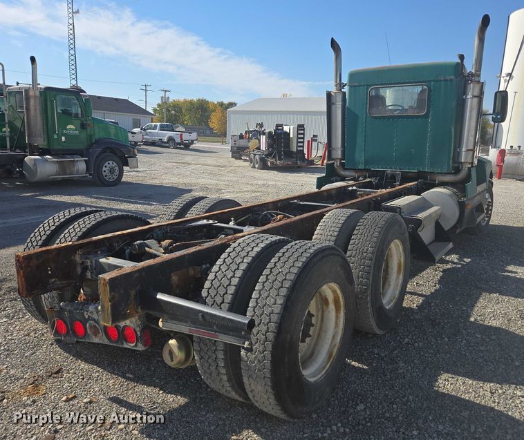 image for item EV5487 1996 Kenworth T600 truck cab and chassis