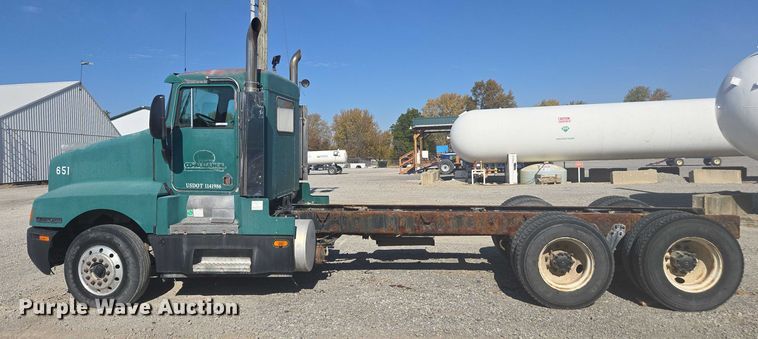 image for item EV5487 1996 Kenworth T600 truck cab and chassis