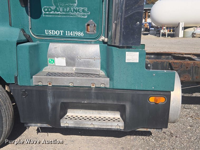 image for item EV5487 1996 Kenworth T600 truck cab and chassis