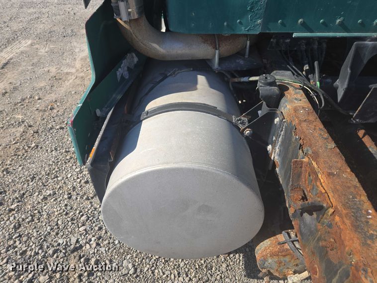 image for item EV5487 1996 Kenworth T600 truck cab and chassis