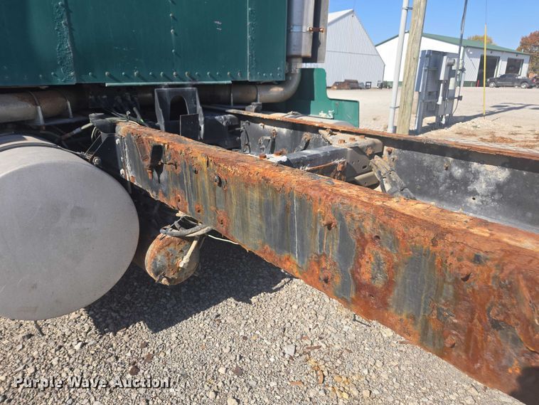 image for item EV5487 1996 Kenworth T600 truck cab and chassis