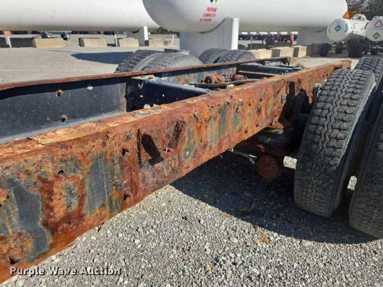 image for item EV5487 1996 Kenworth T600 truck cab and chassis