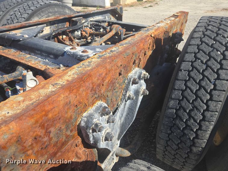 image for item EV5487 1996 Kenworth T600 truck cab and chassis