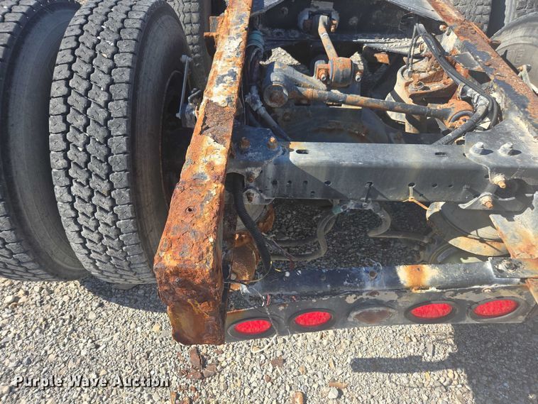 image for item EV5487 1996 Kenworth T600 truck cab and chassis