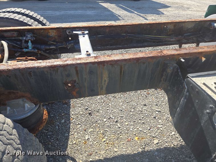 image for item EV5487 1996 Kenworth T600 truck cab and chassis