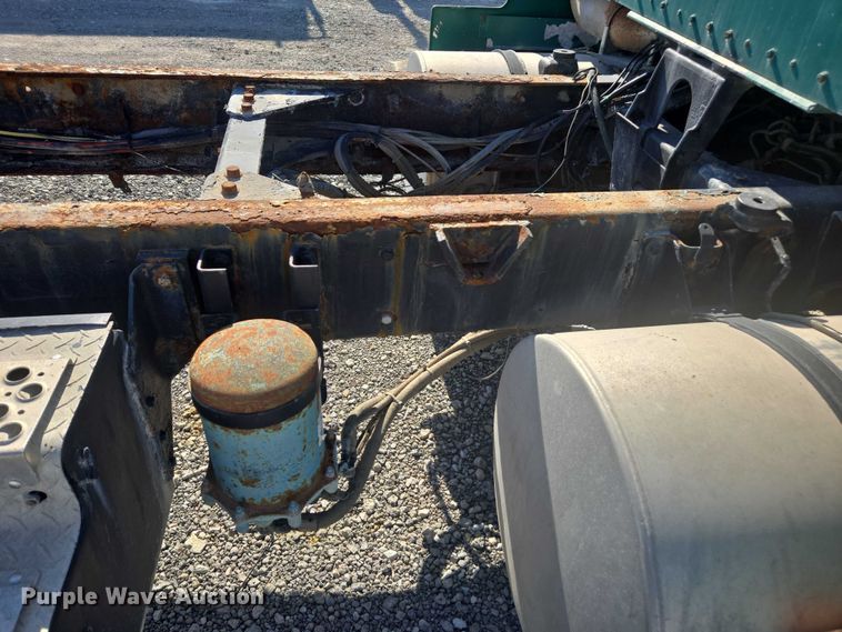 image for item EV5487 1996 Kenworth T600 truck cab and chassis