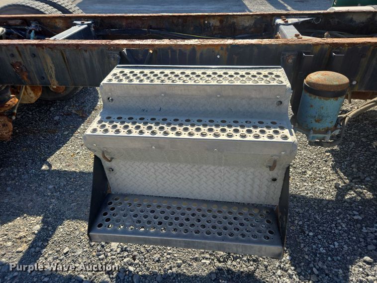 image for item EV5487 1996 Kenworth T600 truck cab and chassis