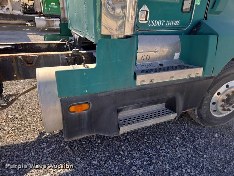 image for item EV5487 1996 Kenworth T600 truck cab and chassis