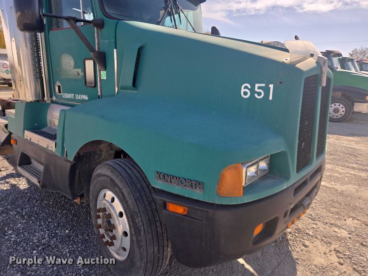 image for item EV5487 1996 Kenworth T600 truck cab and chassis