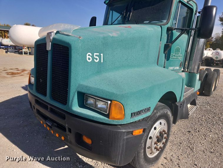 image for item EV5487 1996 Kenworth T600 truck cab and chassis