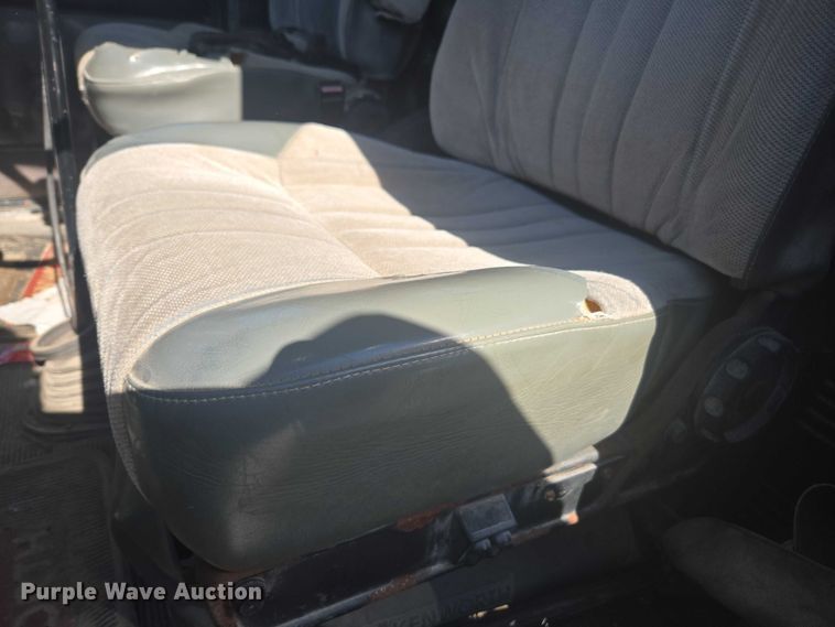 image for item EV5487 1996 Kenworth T600 truck cab and chassis