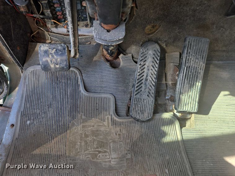 image for item EV5487 1996 Kenworth T600 truck cab and chassis