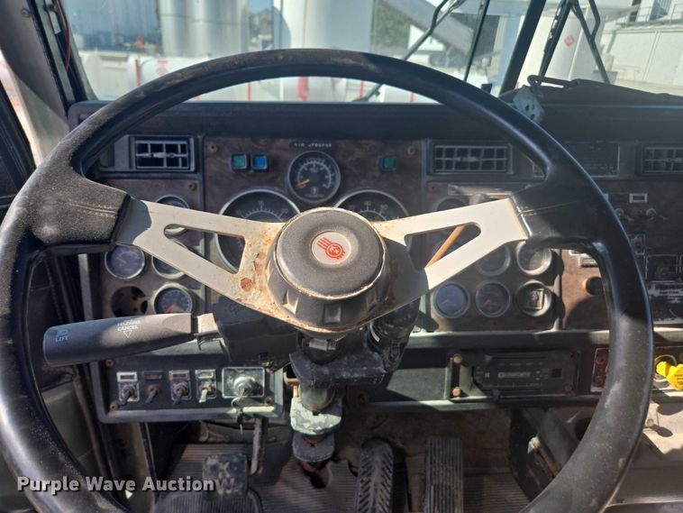 image for item EV5487 1996 Kenworth T600 truck cab and chassis