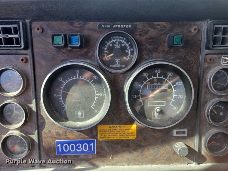 image for item EV5487 1996 Kenworth T600 truck cab and chassis